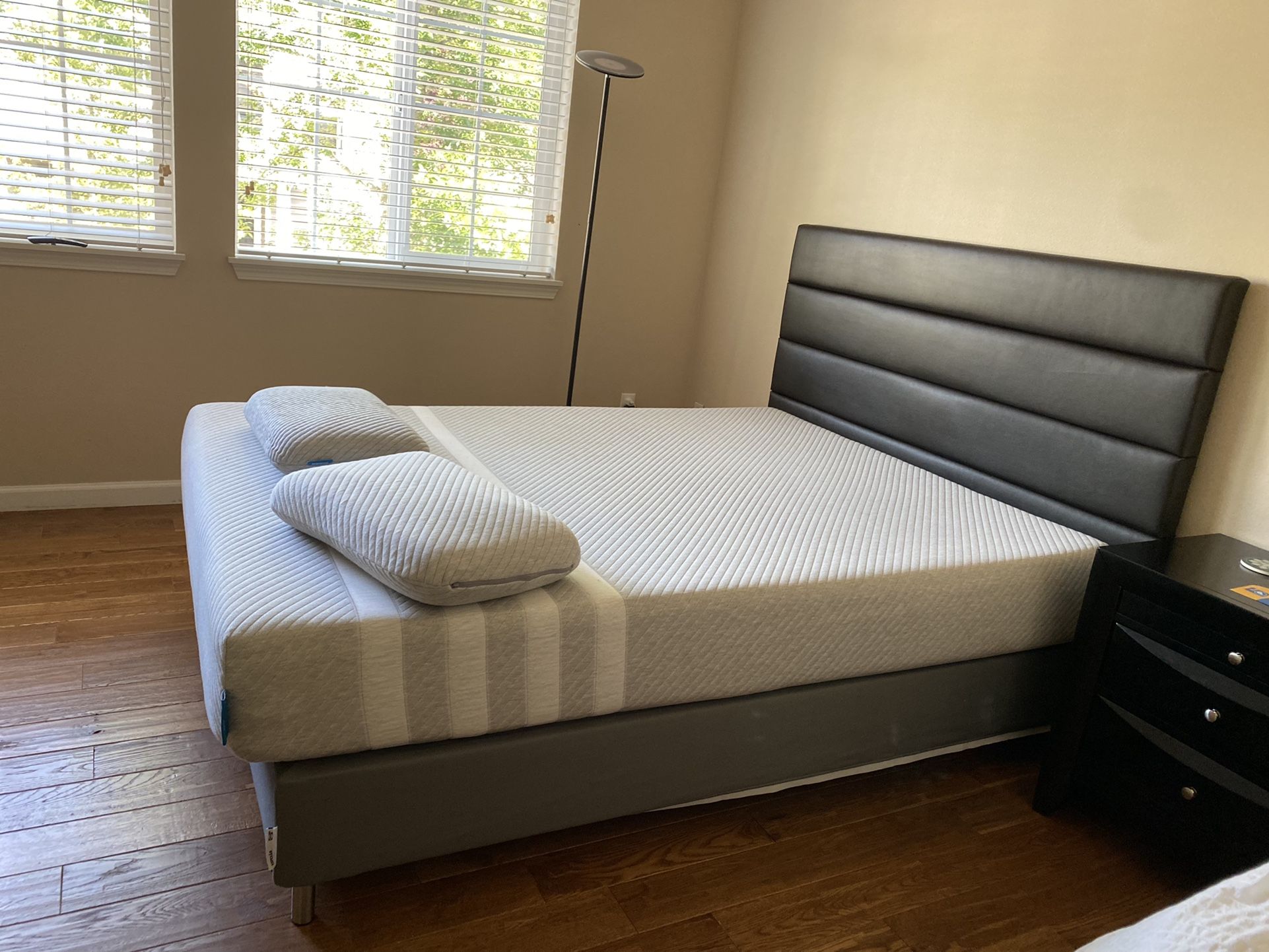 Award Winning Leesa Mattress Spotless Barely Used With Two Pillows