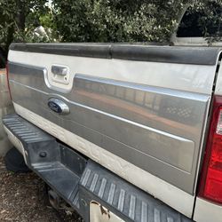 Ford Super Duty Platinum Tailgate 