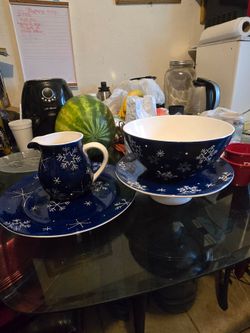 Set  de platos azules con snowflake blancas
