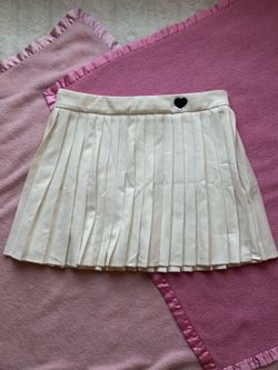 white SHEIN pleated mini skirt featuring a black heart accent ⋆. 𐙚 ˚