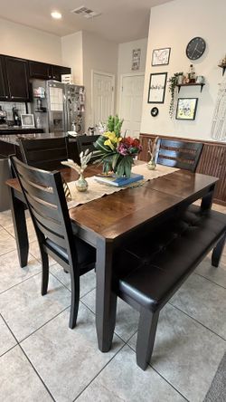 Moving Sale – Beautiful Expandable Dining Table Set with 4 Chairs + Bench