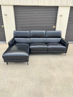 Top Grain Black Leather Reclining Sectional With Adjustable Headrests And USB Port.$499 OBO
