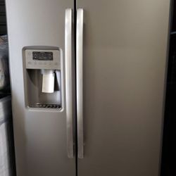 Great Condition GE Fridge For Sale! Don't Miss Out On This DEAL
