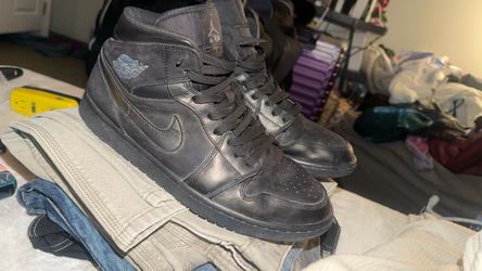 Air Jordan 1s mid black