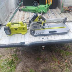 Ryobi Saw With Fast Charger 2 Batteries Comes With It.