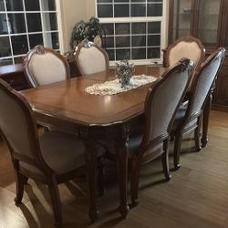 Gorgeous dining table and six chairs