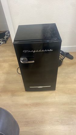 Frigidaire Retro Mini Fridge Black