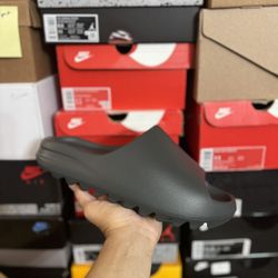 DS Adidas Yeezy Dark Onyx size 11