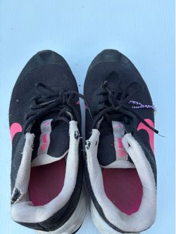 Kids Black and pink nike running shoes size 4y