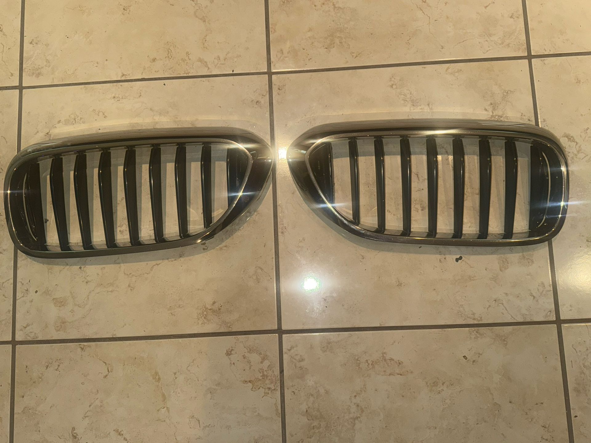 2017 540i OEM grill (shutter Delete)