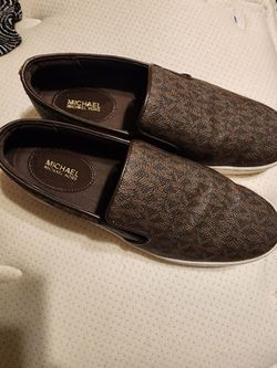 Tennis shoes