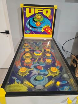 Fs: vintage UFO pinball machine