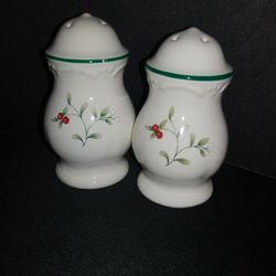 Pfaltzgraff Winterberry Shakers