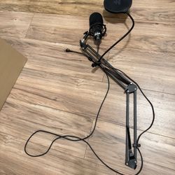 Adjustable black microphone stand with pop filter. Ideal for recording and broadcasting. Adjustable Black Microphone Stand with Pop Filter and usb + t