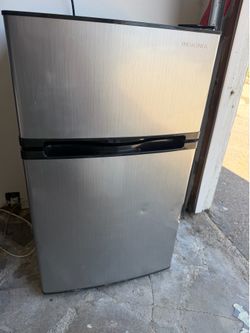 Insignia mini Refrigerator-freezer