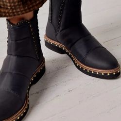 ATLAS Puffer Chelsea Boots - Black (Size 39 / Women’s 8)