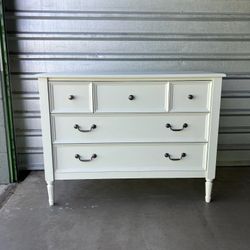 Williams Sonoma / Pottery Barn Solid Wood Blythe White 5 Drawer Dresser 