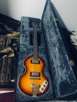 VIOLA BASS /epiphone .con su estuche original .La viola esta en perfectas condiciones y todo le funciona .el case tiene unos pequeñitos daños por fuer