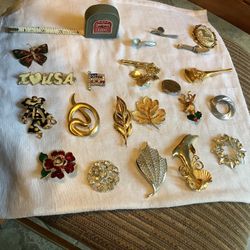 Vintage lot of broaches and pins from the 60s and 70s. There are 21 pieces in all.  Most are 2 to 3” all have back pin on and in beautiful condition  