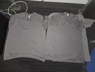 2 Grey XL T-shirts