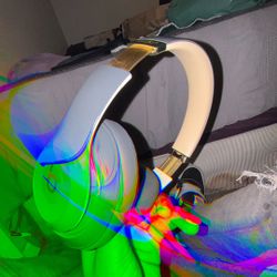 studio beat headphones back canera broken