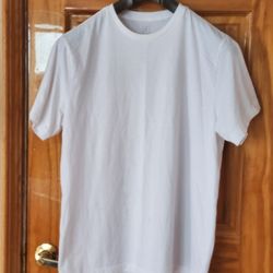 George Men`s Crew Neck Regular-fit Tee T-shirt dress in soft cotton jersey. Ribbed crew neck and a straight-cut hem. 

Description
This T Shirt are th