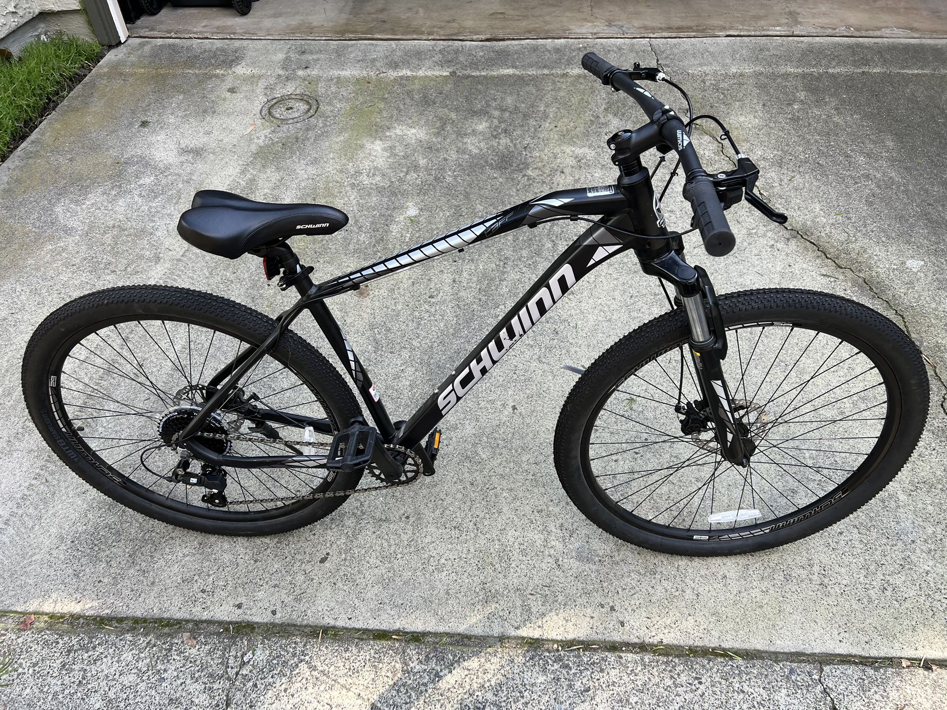 Schwinn Taff Mountain Bike, 29-inch wheels, 8 speeds, black / white