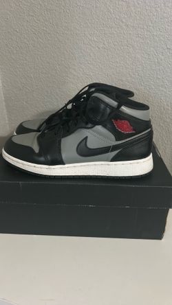 Air Jordan 1 MID size  6 1/2 Big Boys