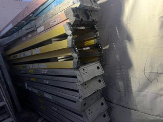Escaleras, de ocho pies de aluminio y de fibra de vidrio, tengo muchas