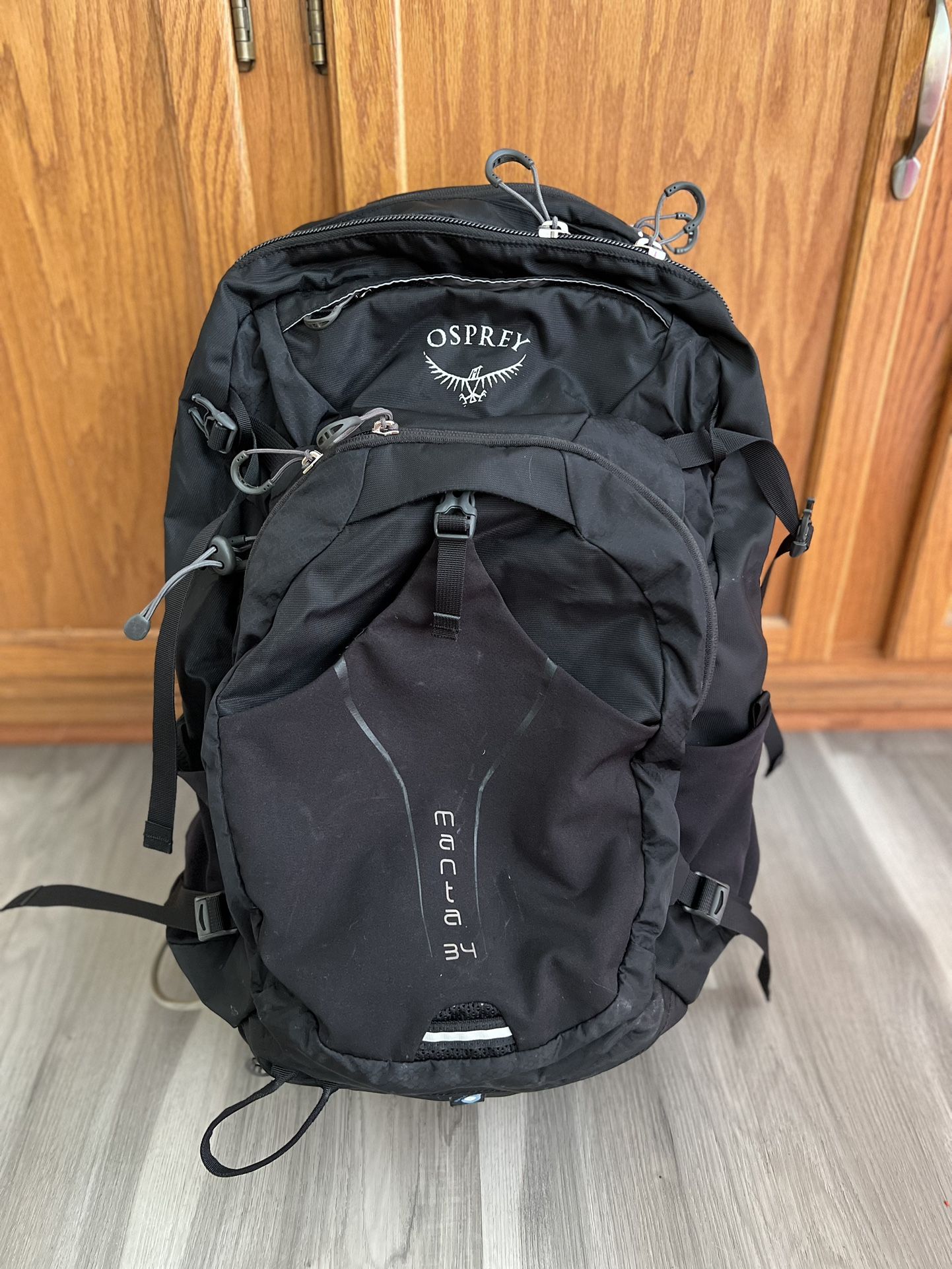Barely Used Osprey Manta 34L Black Men’s Hiking Pack