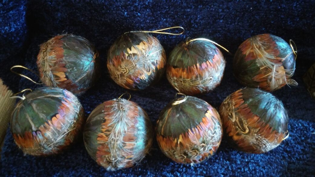 8 feathered hanging balls