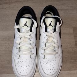 Jordan 1 Low White Black 👟– Size 7Y – Lightly Used