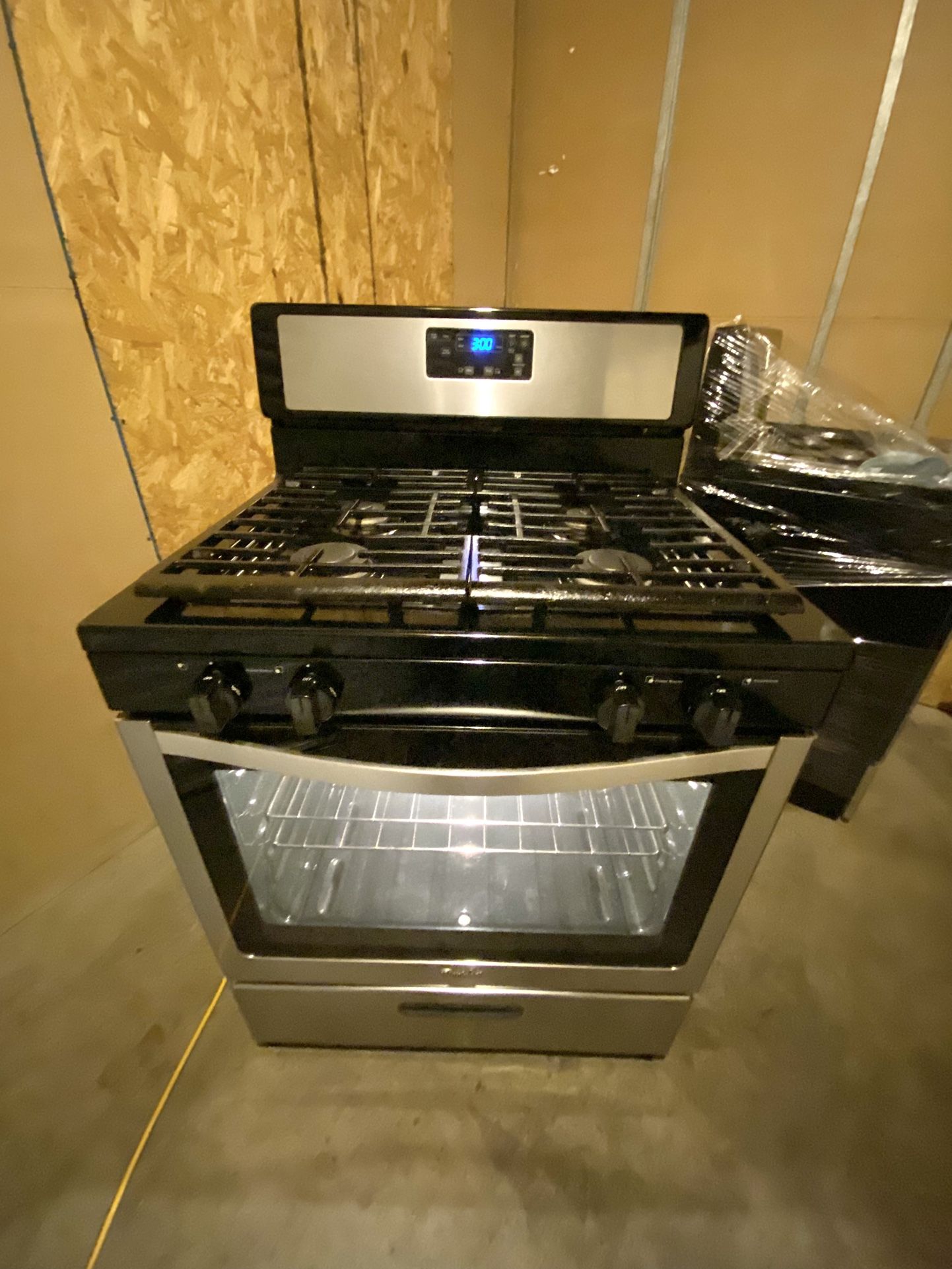 Whirlpool gas stove 4 burners stainless st. 30”