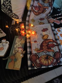Beautiful lot of Fall decor! 🍁