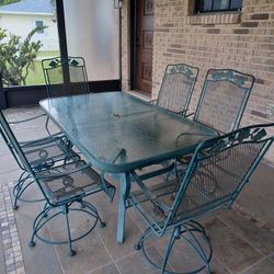 Outdoor Table And 6 Chairs
