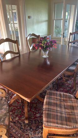 Formal Dining set w 6 chairs and hutch