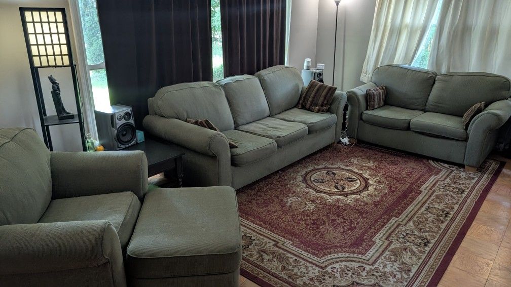 Comfortable 3-Piece Living Room Set + Traditional Area Rug