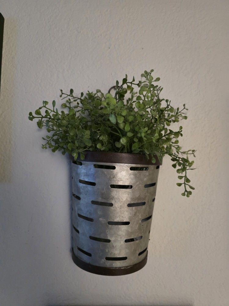 2 Silver Wall Decor And 7 Black 5x7 Frames