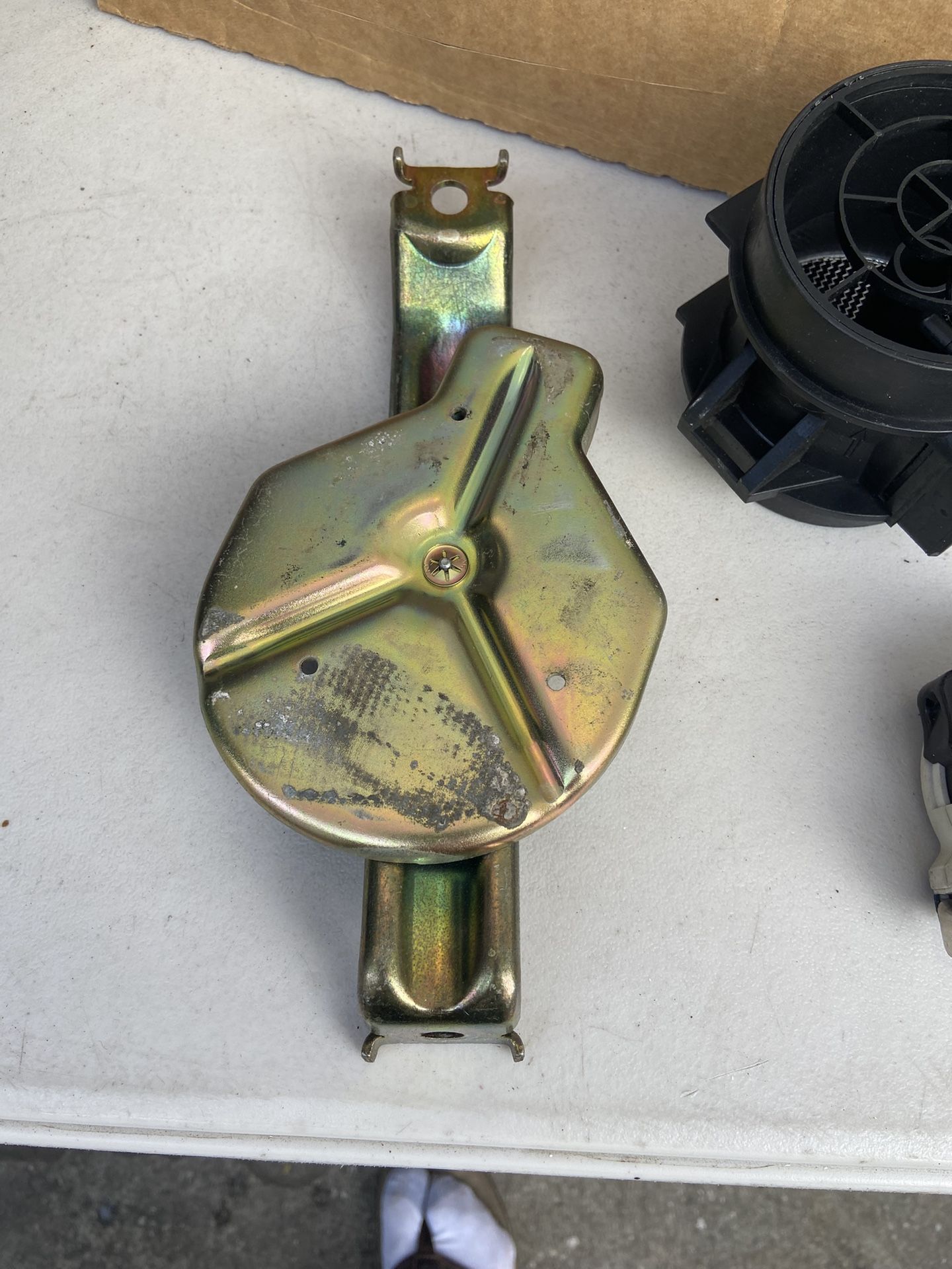BMW 325i 01-06 Battery Bracket Holder