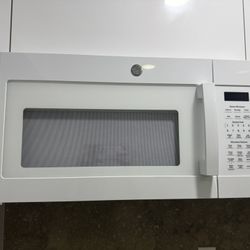 GE 1.7 CuFt 1000 Watt Over-the-Range Microwave in White 
