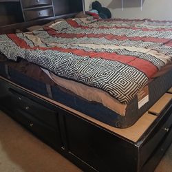 Bed with drawers king size, mattress not included.
