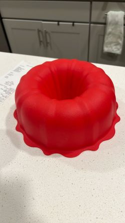 Silicone bundt cake mold