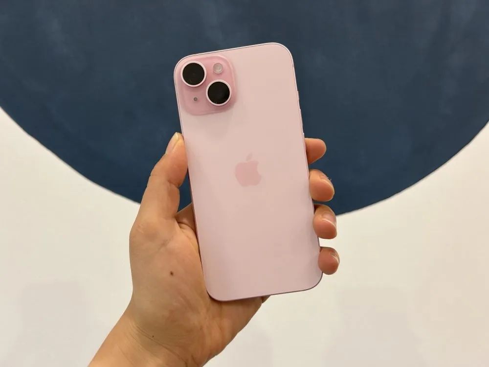 iPhone 15 In Pink 