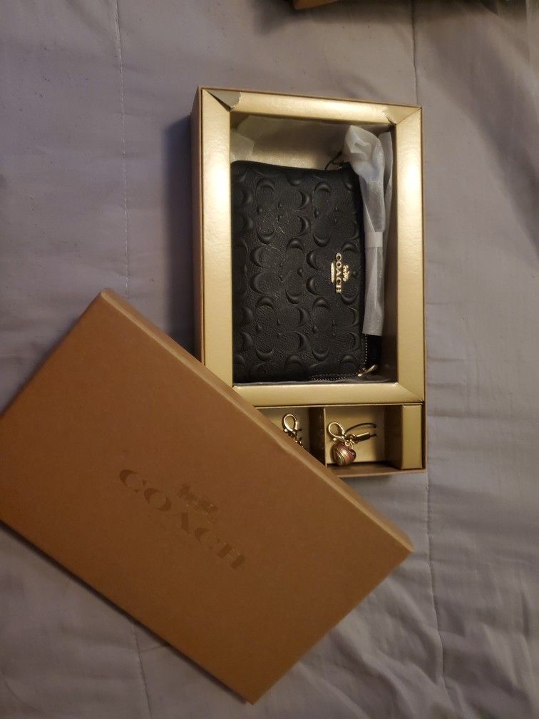 Coach Corner Zip Wristlet In Signature Leather NEW $100 Or Best Offer