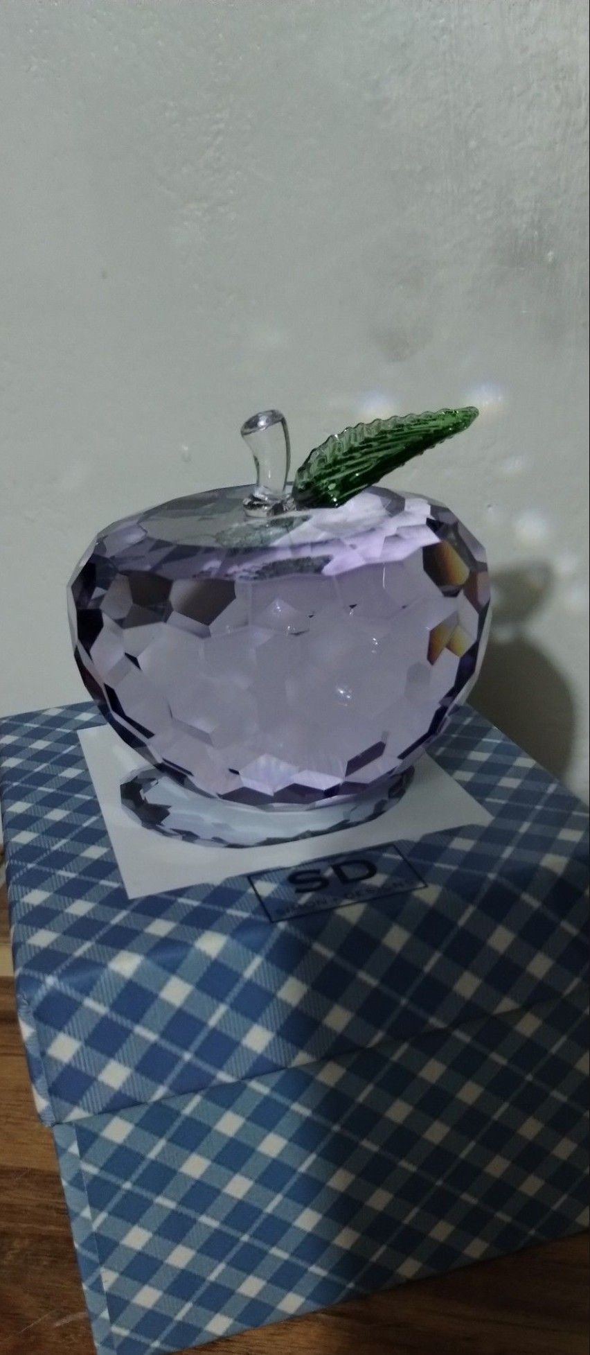 SIMON  DESIGN VIOLET CRYSTAL APPLE PAPERWEIGHT - A90