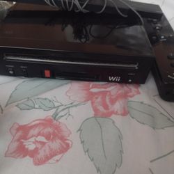 Wii In Good Conditions With All Games And The Manual Instructions Inside!!