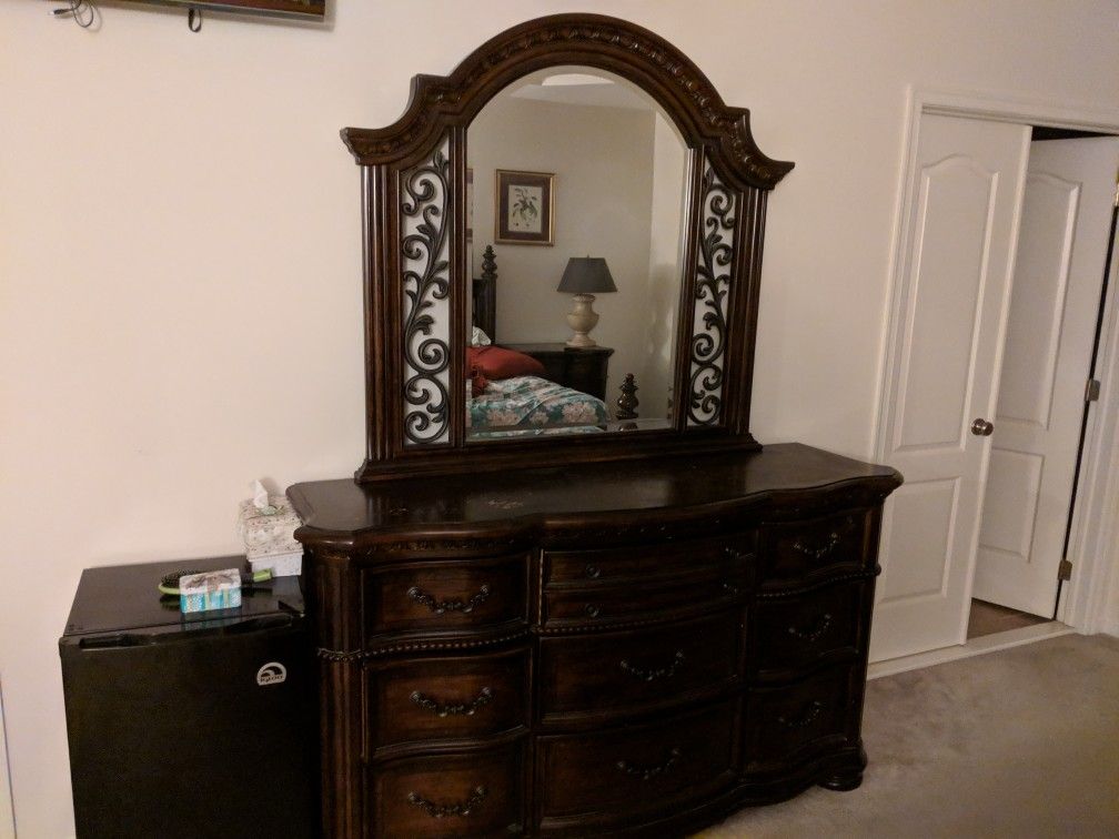 King bedroom set dresser and two side tables