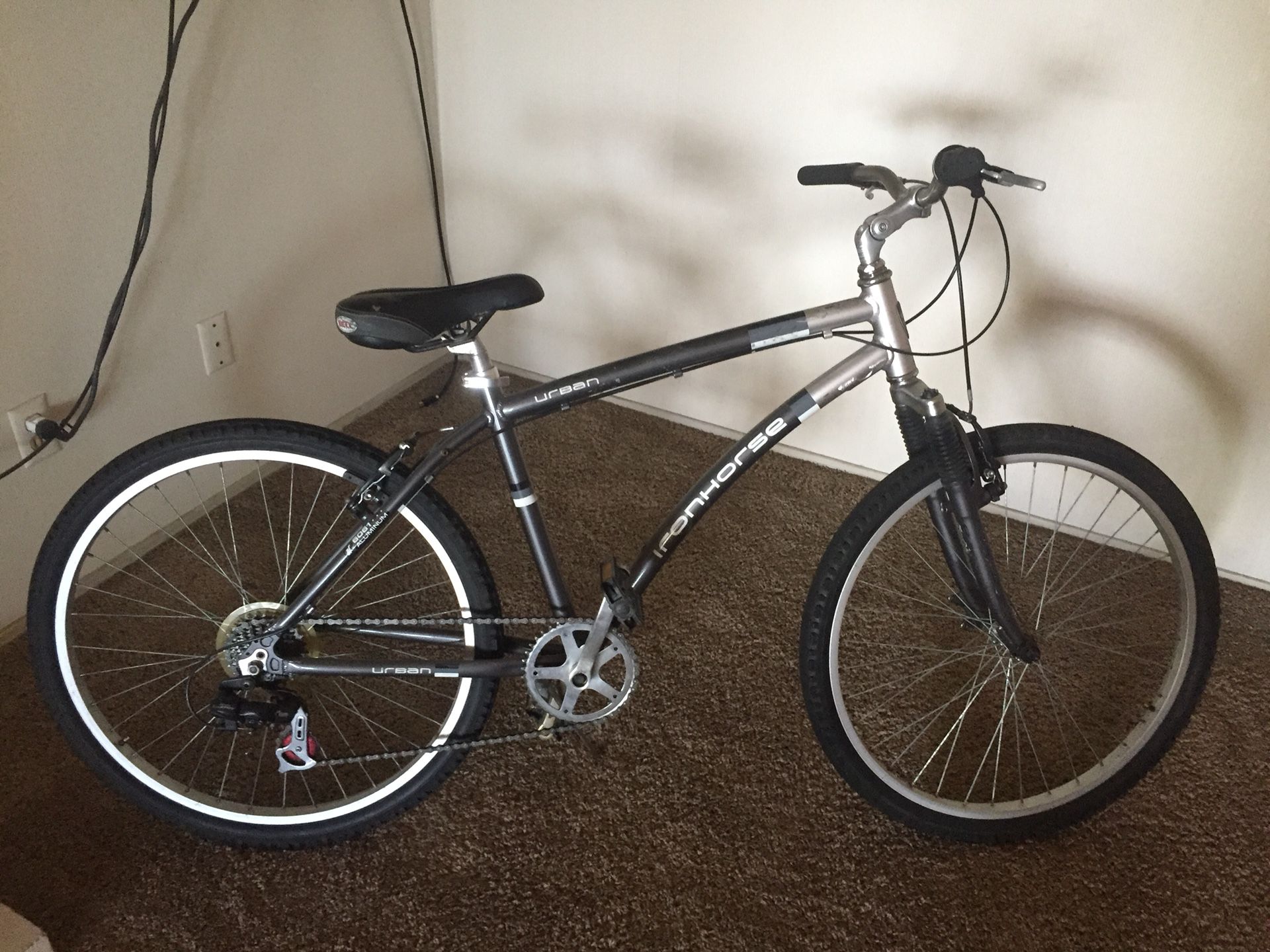 Men’s 27” aluminum mountain bike great clean condition iron horse brand!!