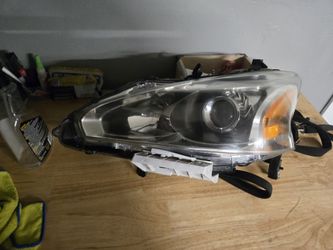 2014 Nissan Altima Driver's side headlight