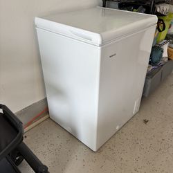 Hotpoint 4.9-cu ft Chest Freezer 